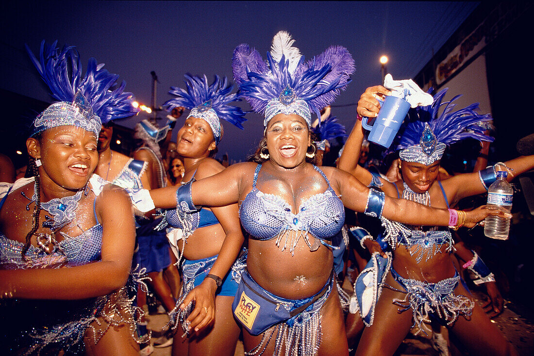 Frauen in Karnevalskostüme, Mardi Gras, Port of Spain, Trinidad und Tobago, Karibik