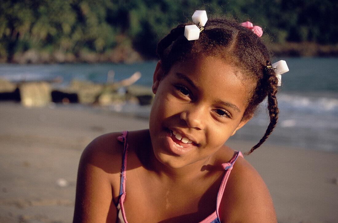 Fröhliches Mädchen am Strand, Cacaos, Samana Peninsula, Dominikanische Republik, Karibik