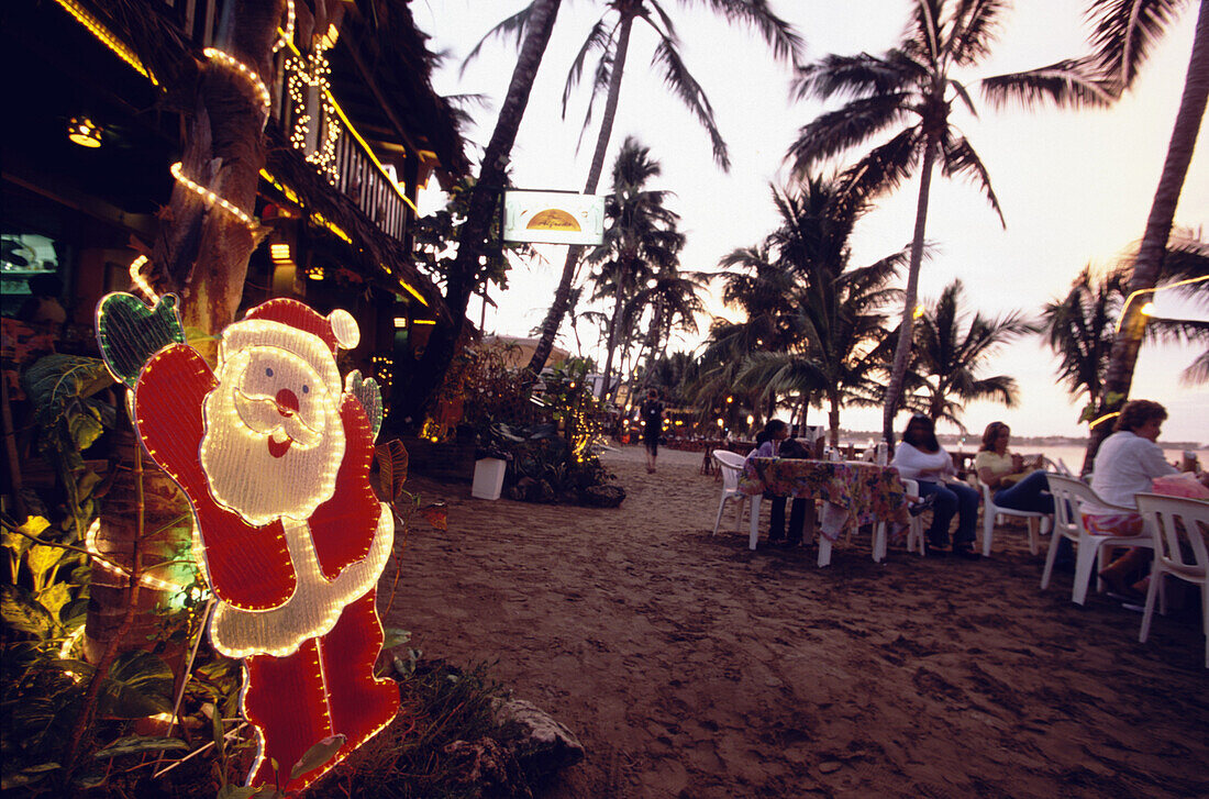 Restaurants am Strand von Cabarete, Weihnachtsbeleuchtung und Weihnachtsmann, Dominikanische Republik, Karibik
