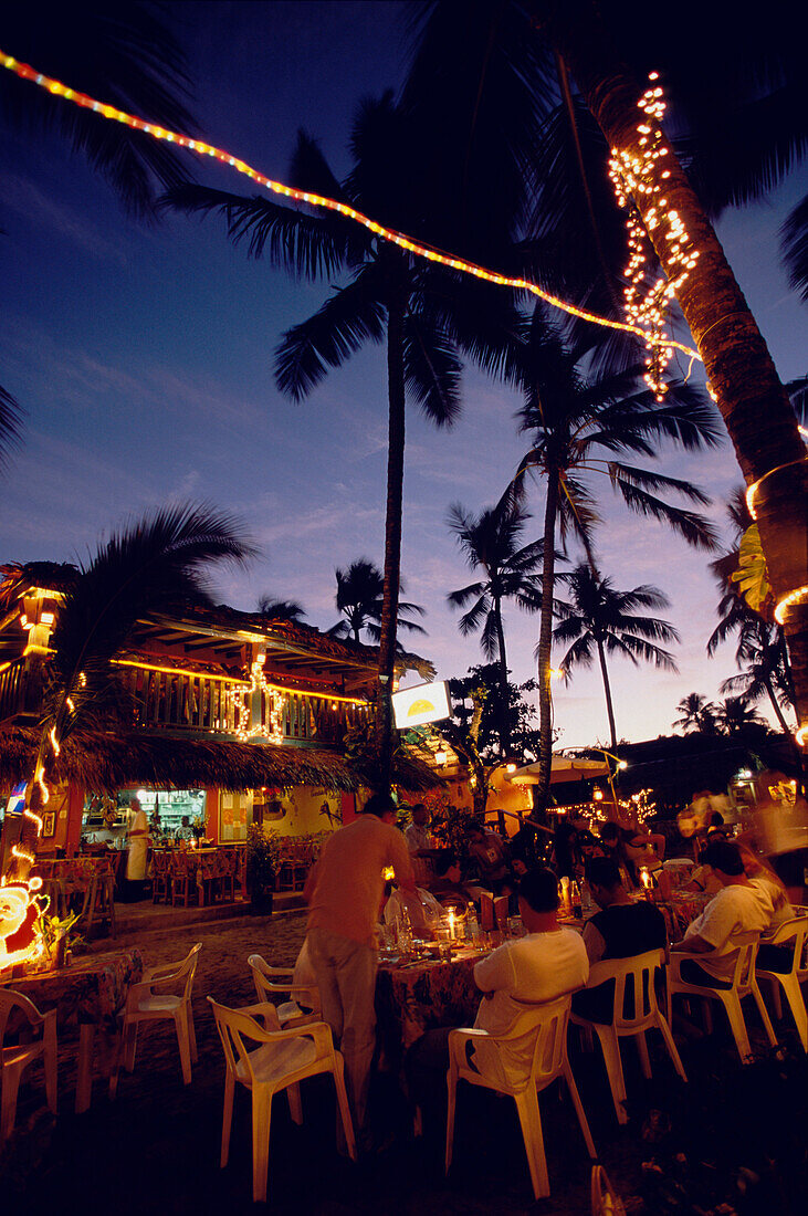 Bars und Restauranten am Strand von Cabarete, Dominikanische Republik, Karibik