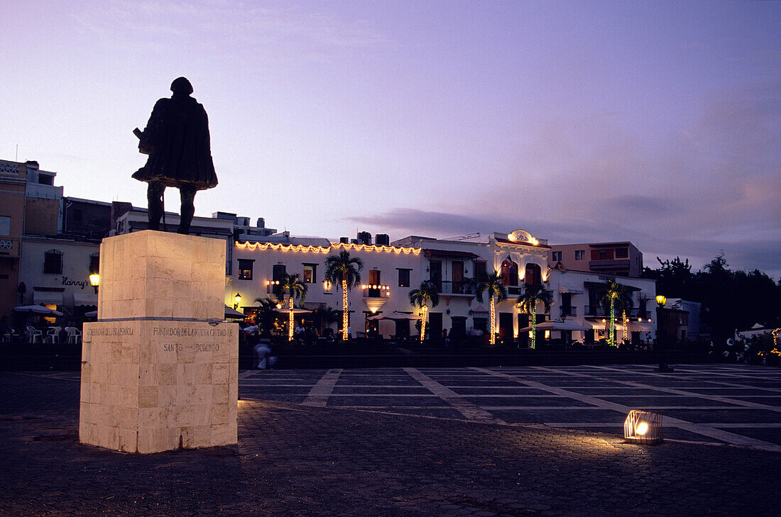 Statue von Nicolas de Ovando und Restauranten am Plaza de la Espana, Santo Domingo, Dominikanische Republik, Karibik