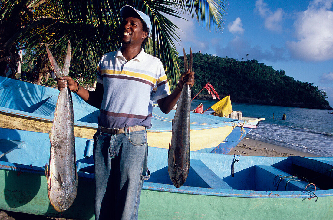 Fischermann mit frischen Fische, Cacaos, Samana Peninsula, Dominikanische Republik, Karibik