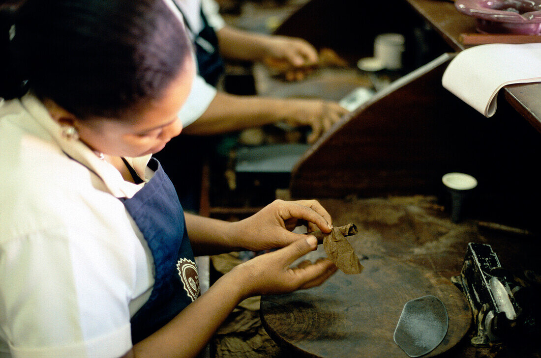 Leon Jimenes rolling cigars in the cigar factory in Santiago de los Caballeros, Dominican Republic, Caribbean