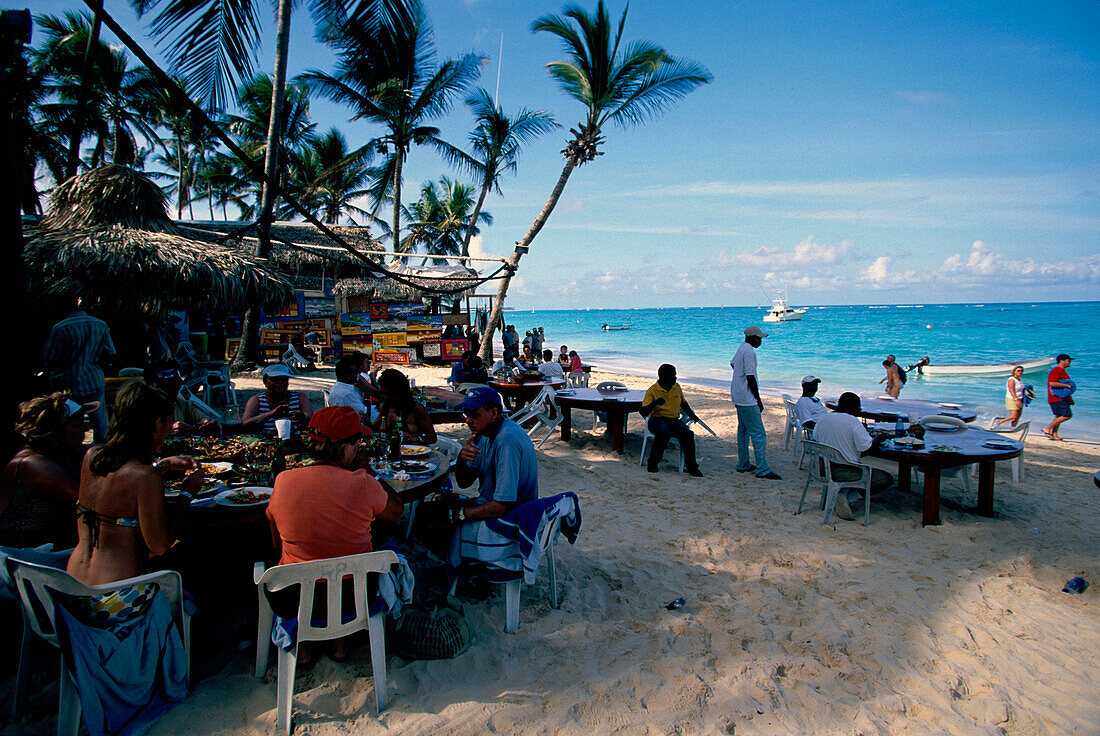 Leute im Restaurant Captain Cook, Bavaro, Punta Cana, Dominican Republic, Karibik