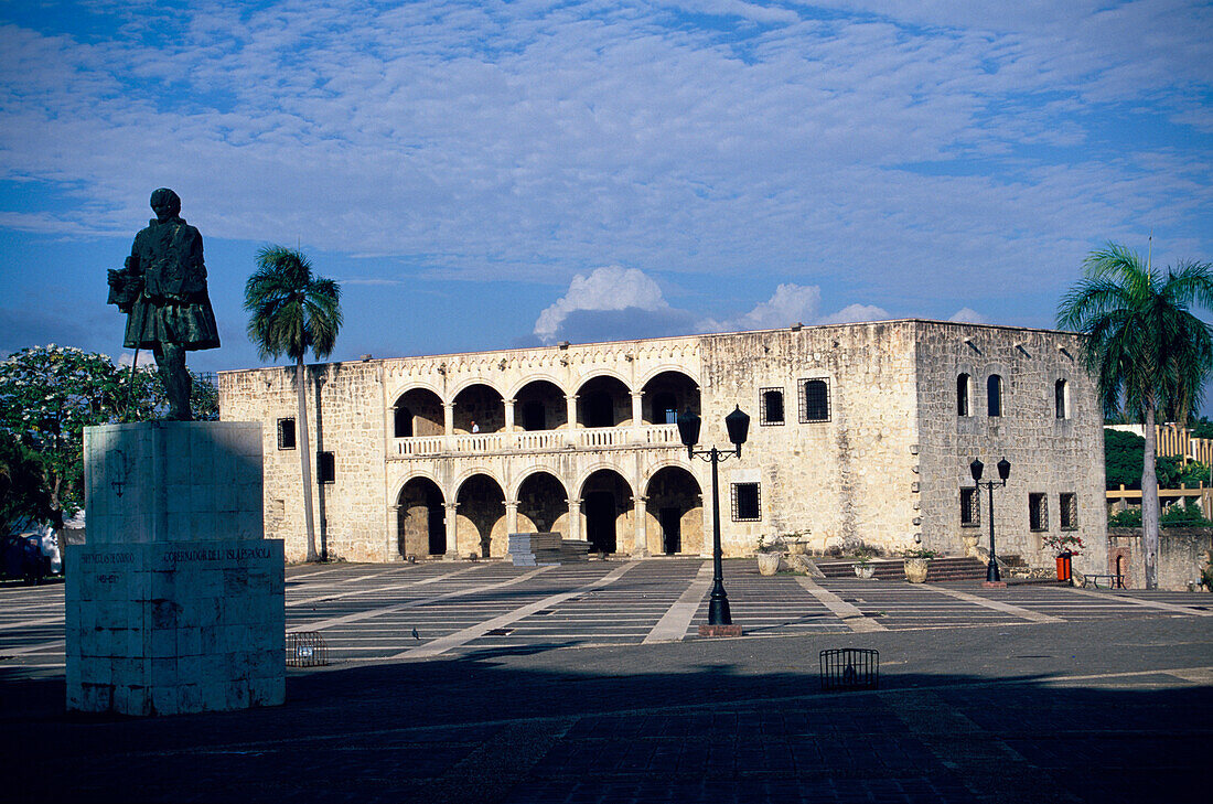Building, Alcazar de Colon Statue, Ovando Statue, Alcazar de Colon, Santo Domingo, Dominican Republic