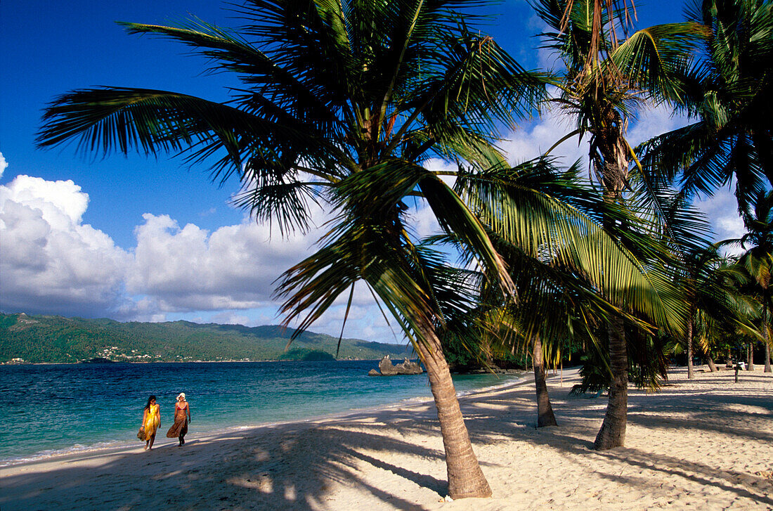 Zwei Frauen laufen am Strand entlang, Cahio Levantado, Bahia de Samana, Samana Peninsula, Dominican Republic, Antillen, Karibik