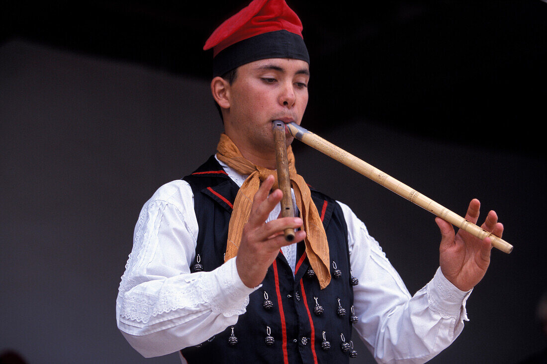 Mann in Tracht spielt Flöte, Folklore, Sant Miquel, Ibiza, Balearen, Spanien