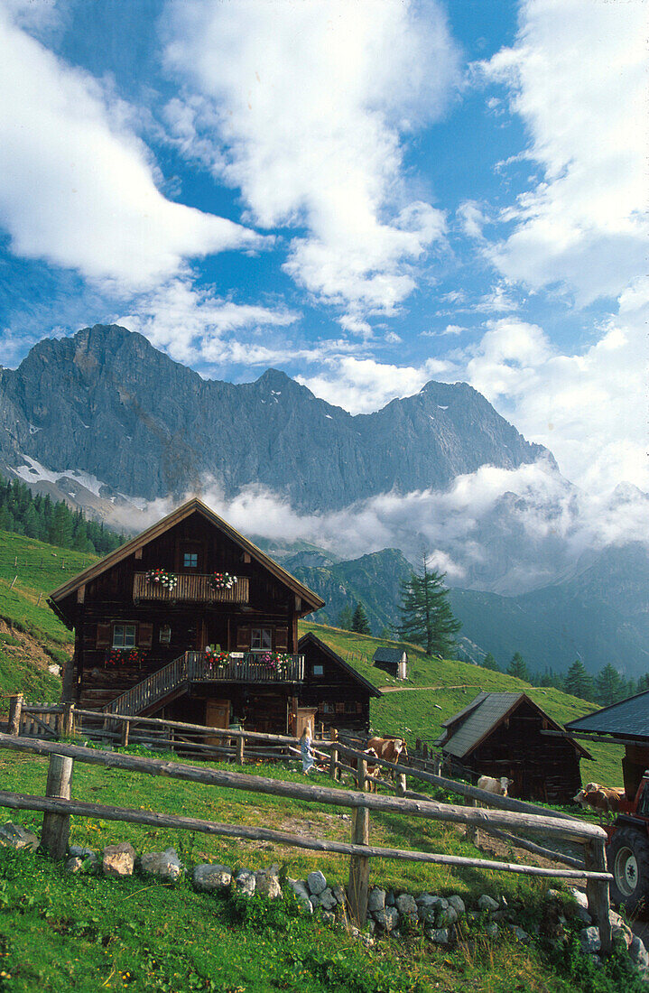 Berghütte mit Berglandschaft, Dachsteingebiet, Salzburger Land, Österreich, Europa