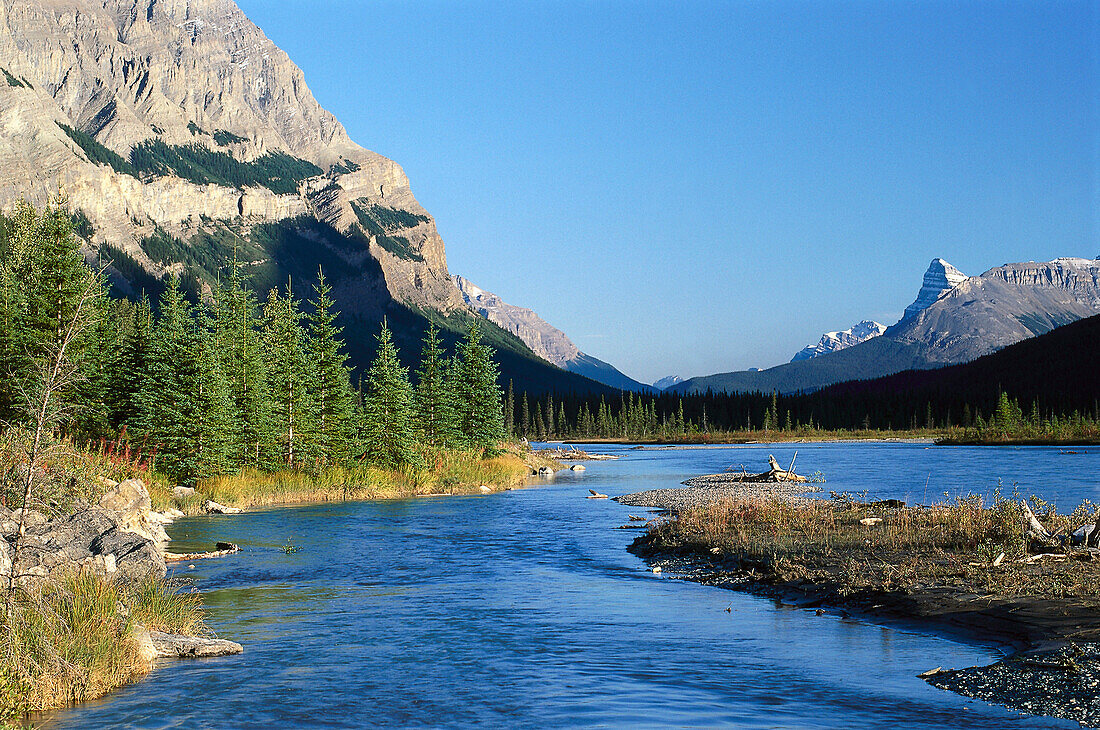 Fluß mit Berglandschaft, Bow River, Rocky Mountains, Alberta, Kanada