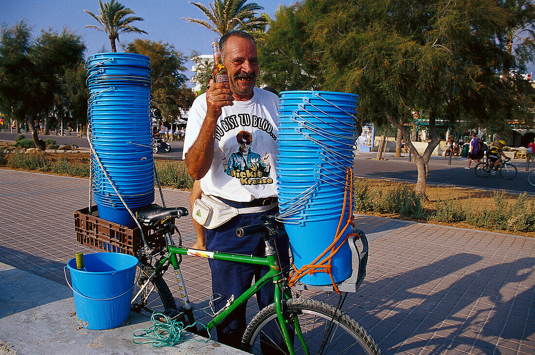 Bucket Street Seller, Buckets for alcoholic drinks, Patja de Palma, Arenal, Mallorca, Spain