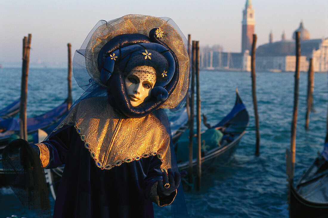 Verkleidete Person mit Maske am Karneval, Venedig, Venetien, Italien, Europa