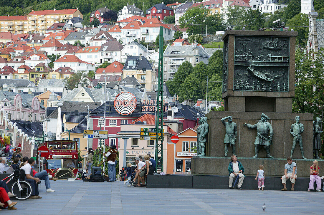 Fußgängerzone mit Denkmal, Torgallmenningen, Bergen, Hordaland, Norwegen