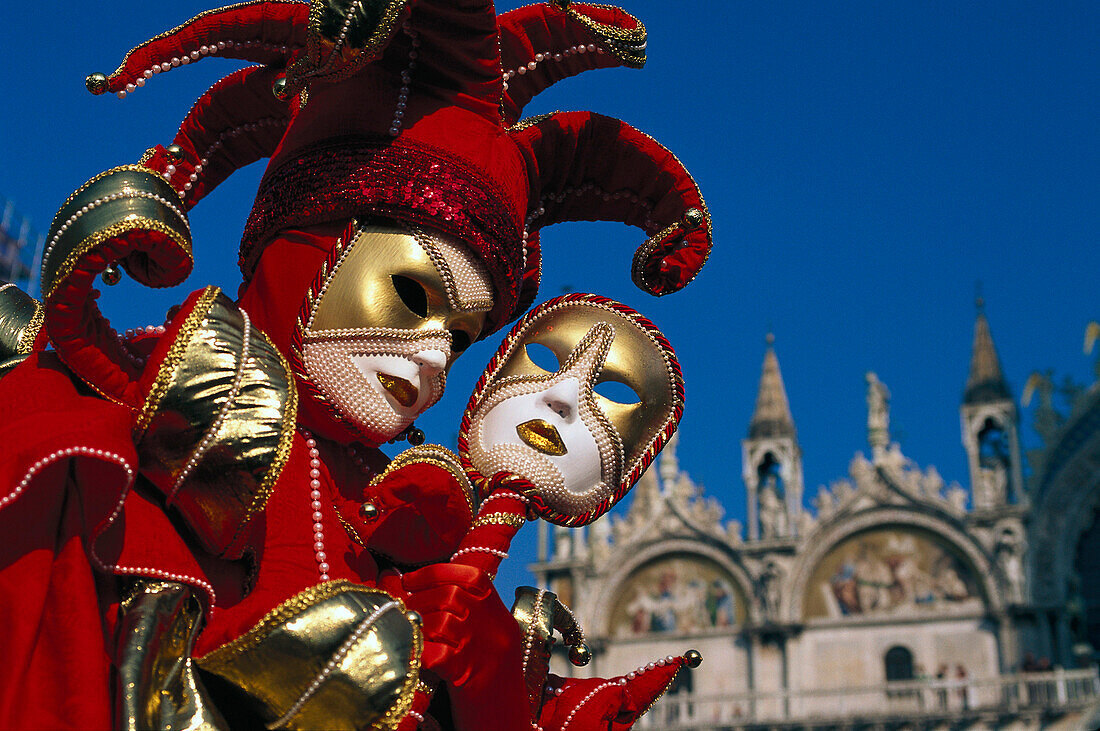 Verkleidete Person mit Maske vor blauem Himmel, Venedig, Venetien, Italien, Europa