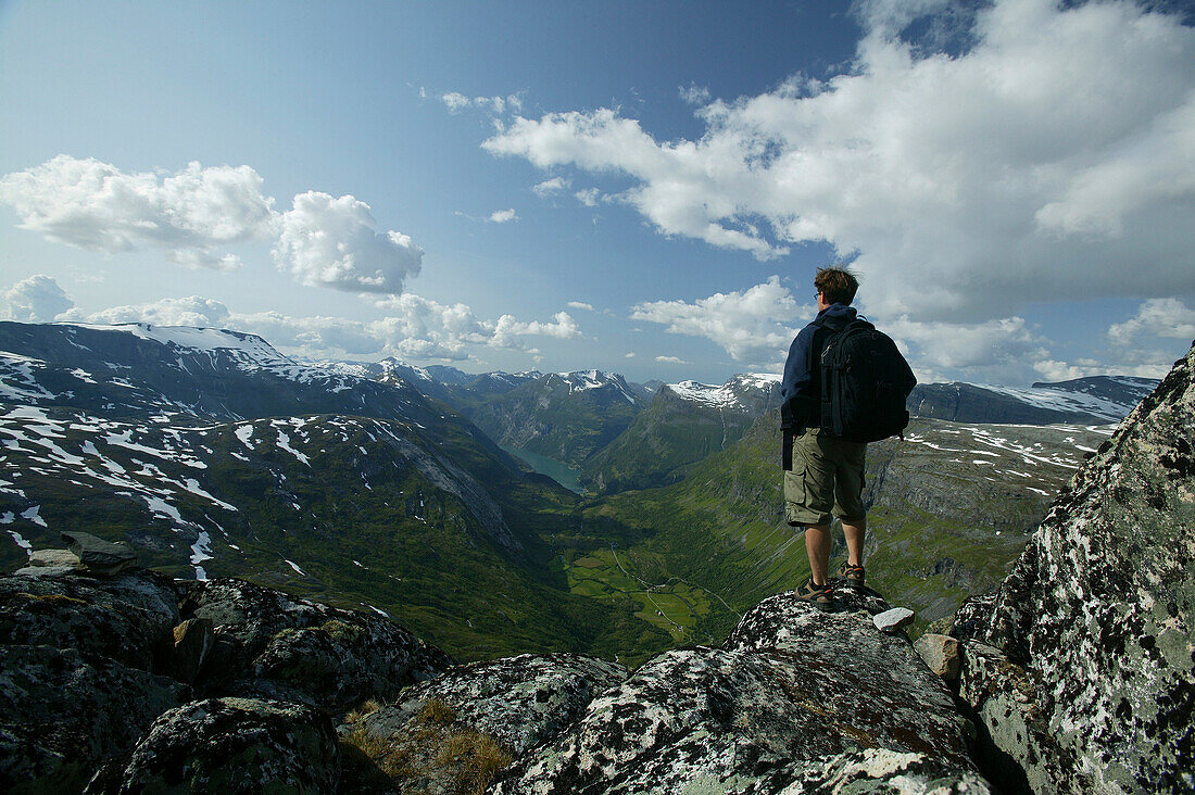 Hiker betrachtet den Ausblick von Dalsnibba, More og Romsdal, Norwegen