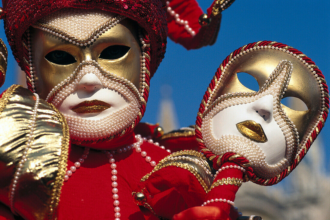 Verkleidete Person mit Maske am Karneval, Venedig, Venetien, Italien, Europa