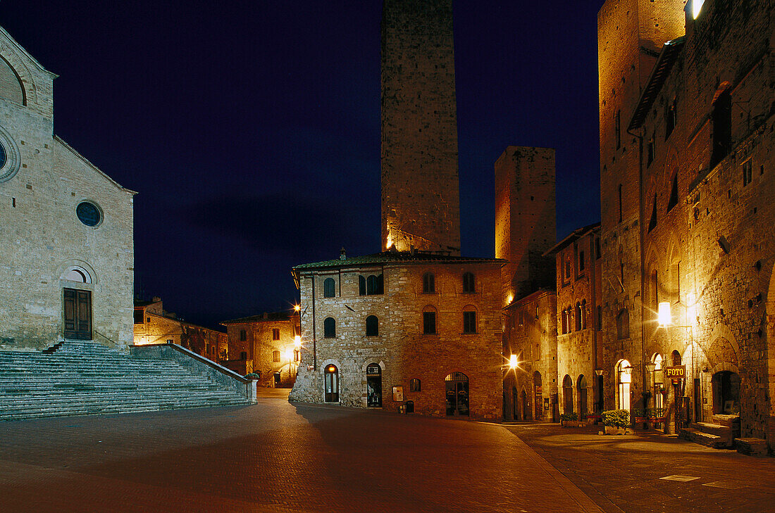 Piazza Duomo, San Gimignano, Tuscany, Italy