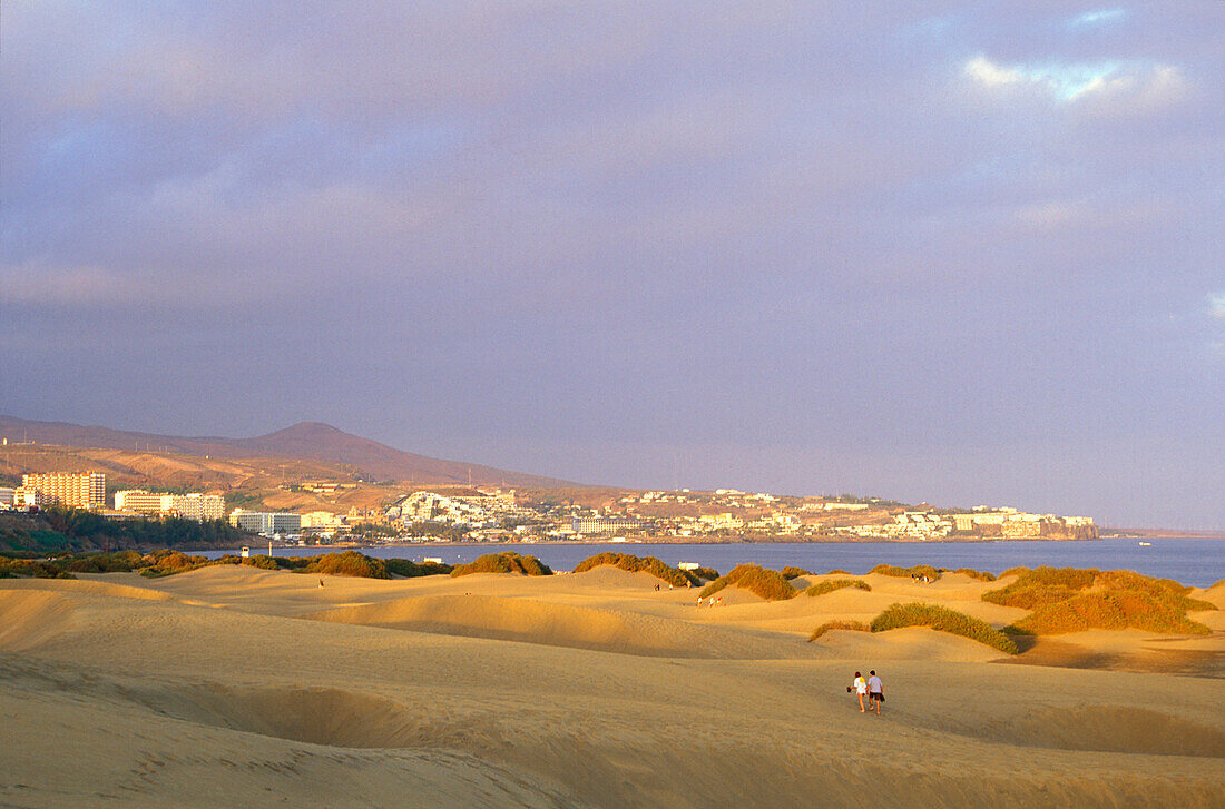 Couple walking through the dunes of Maspalomas, nature reseve, Gran Canaria, Canary Islands, Atlantic Ocean, Spain