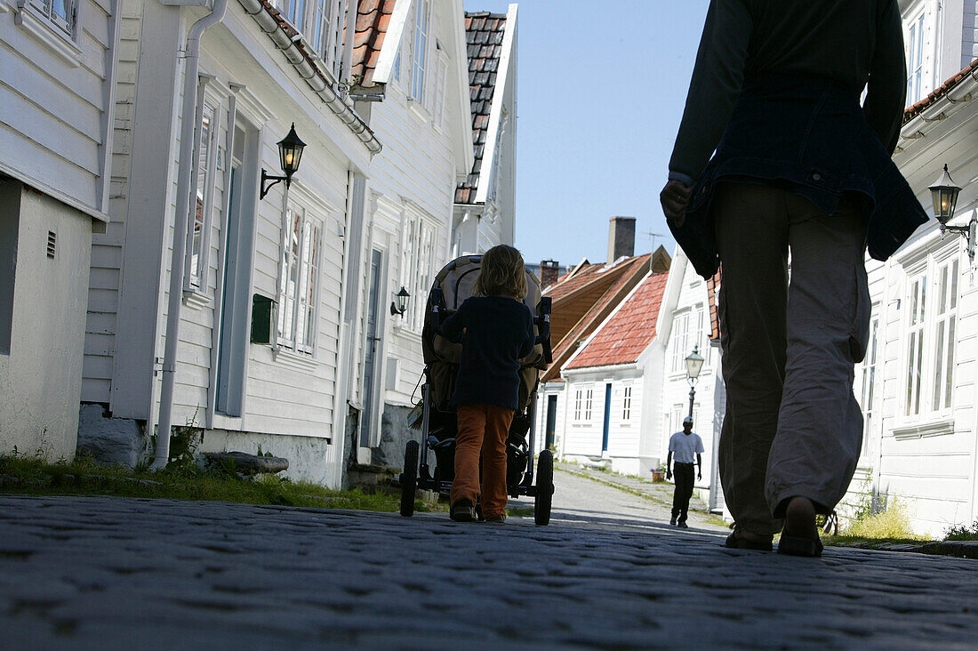 Eine familie beim Spazieren durch Skudeneshavn, Rogaland, Norwegen