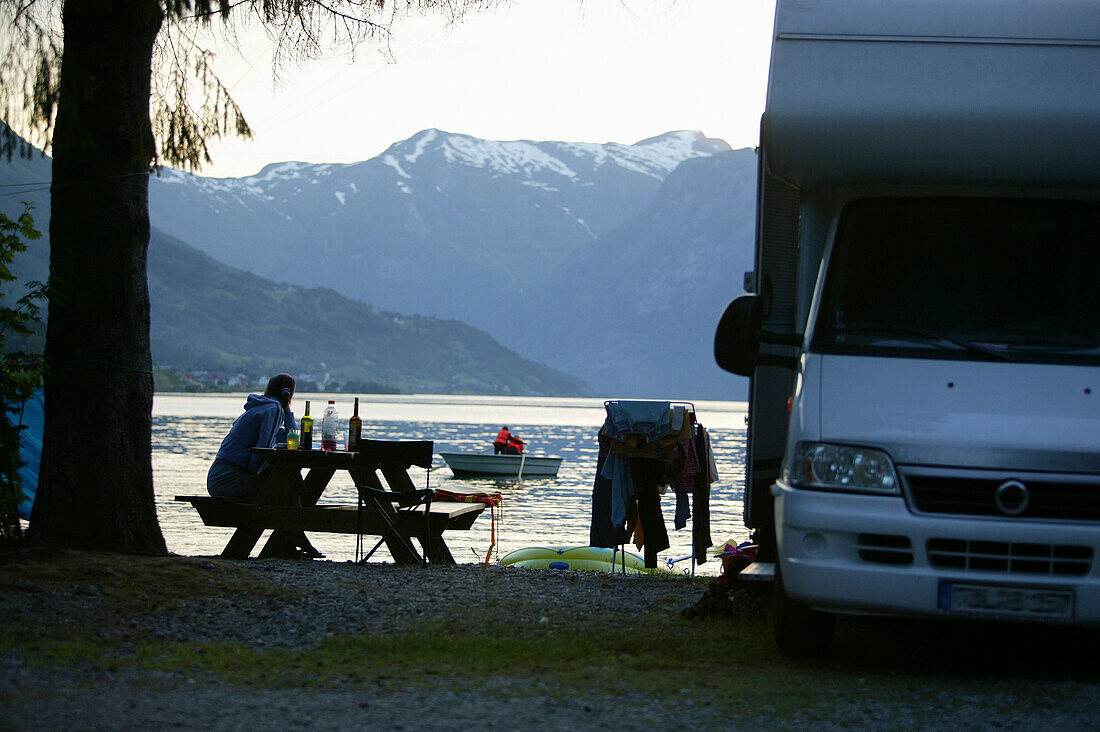 Frau und Wohnmobil bei Strynsee, Sogn og Fjordane, Norwegen