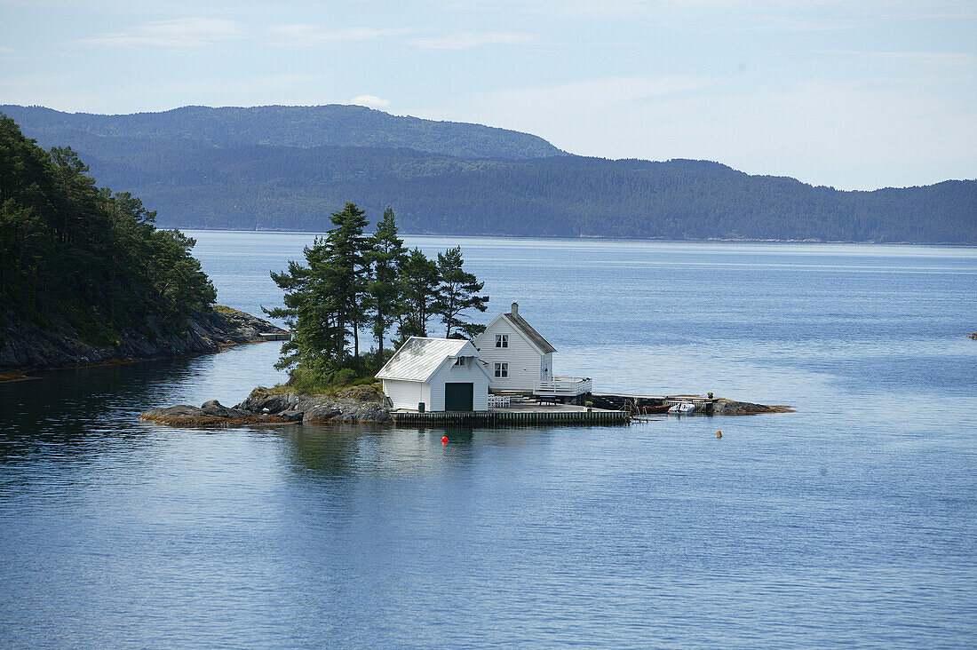 Kleine Insel bei Halhjem, Hordaland, Norwegen