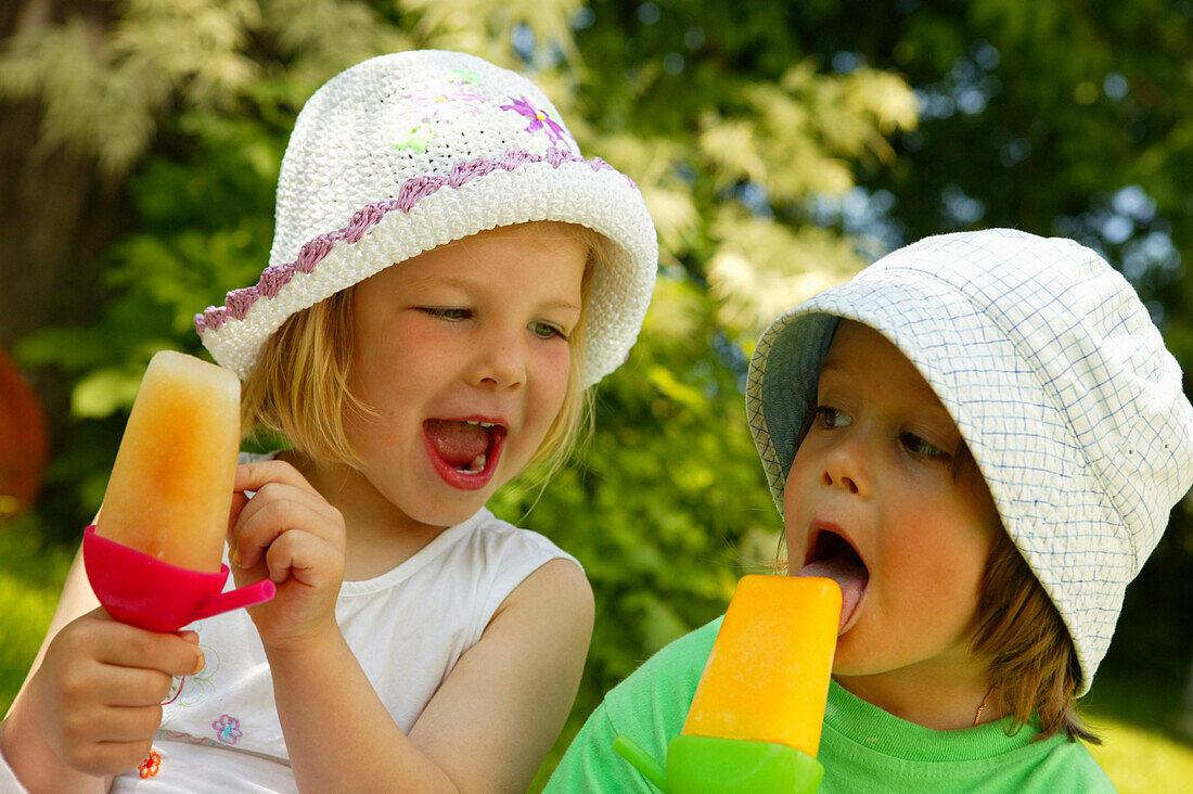 Girls with ice lollies
