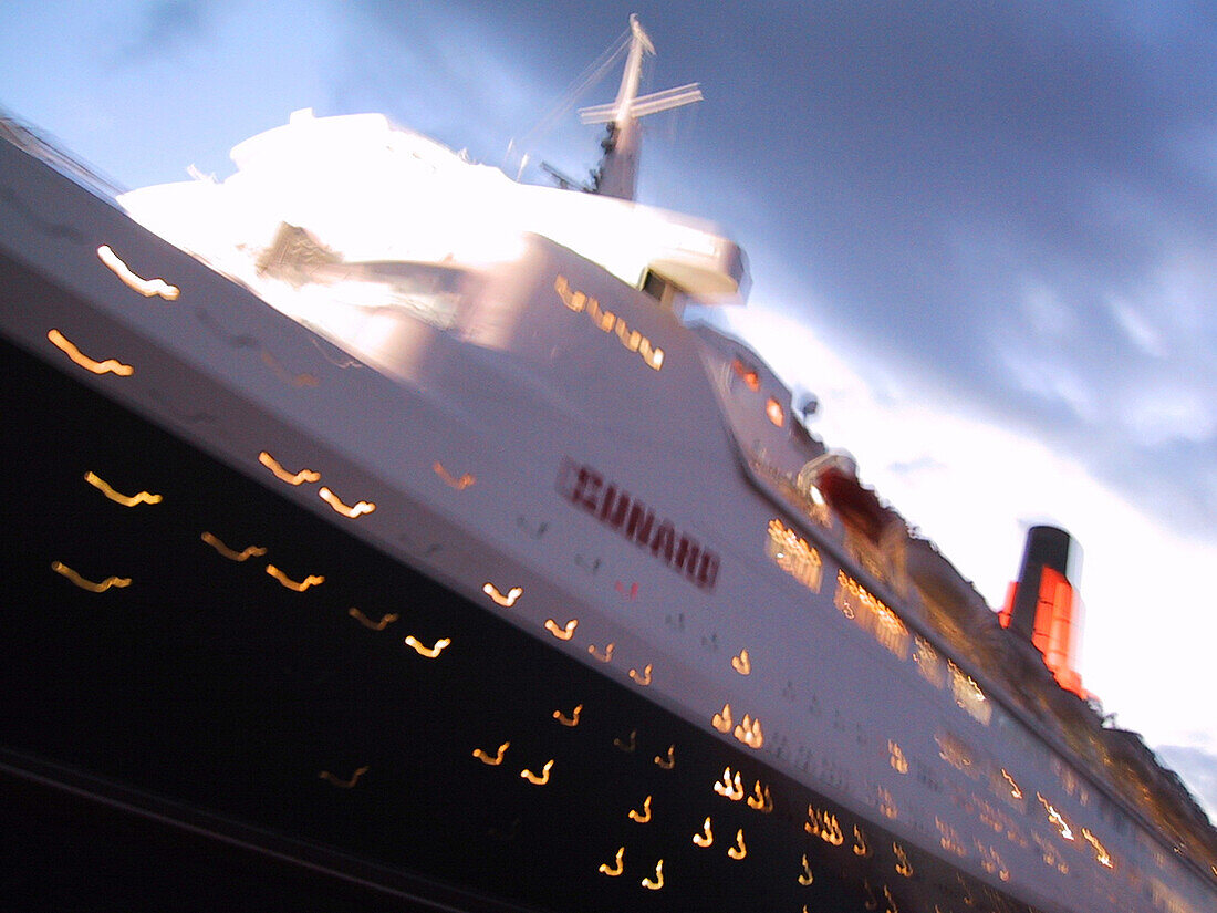 Cruiser Queen Elizabeth 2, in dawn leaving the harbour of Funchal, Madeira, Madeira Island, Portugal