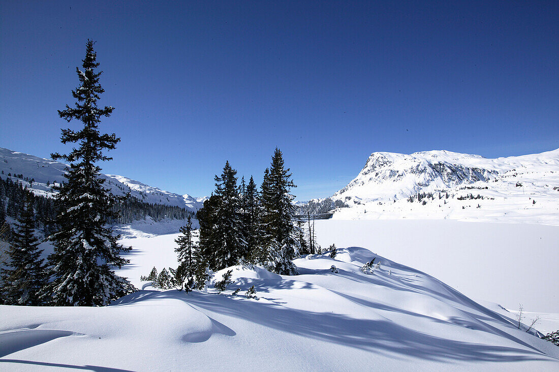 Kopssee, Winterlandschaft in den Bergen, Galtür, Tirol, Österreich