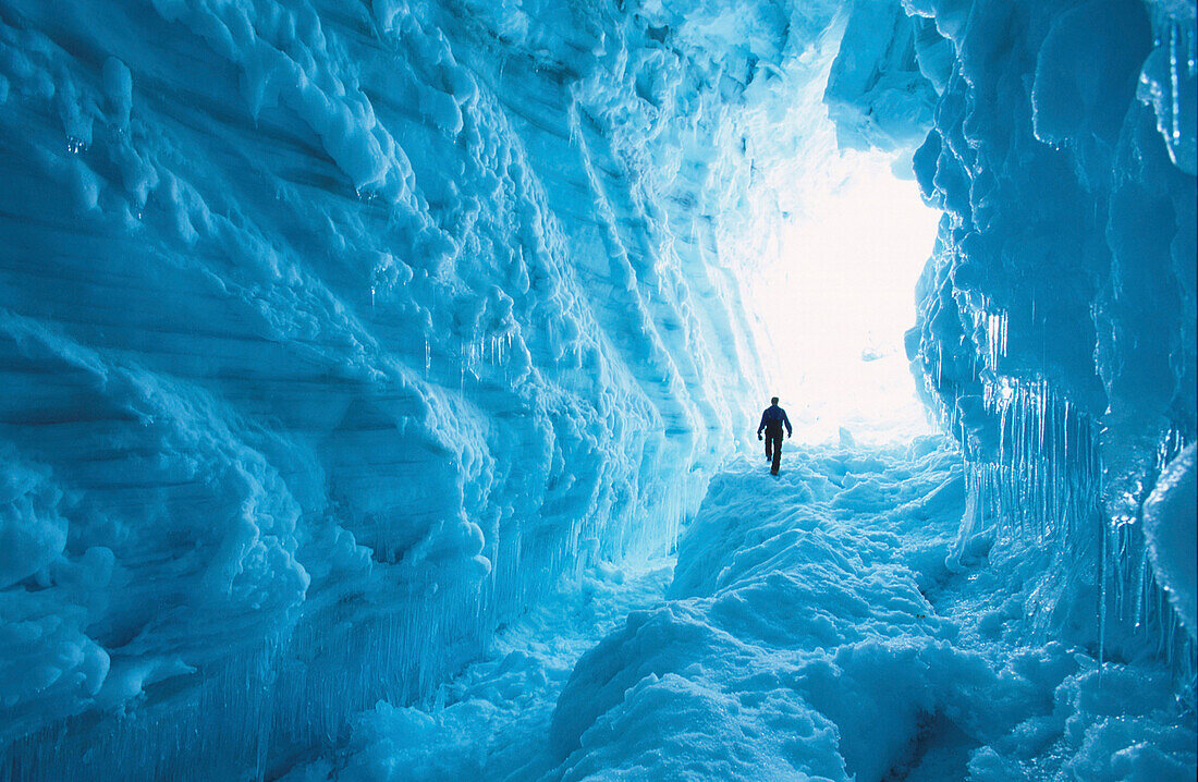 Mountain guide in an ice crevice, Brokarjoekull, Zunge des Vatnajoekull, Island