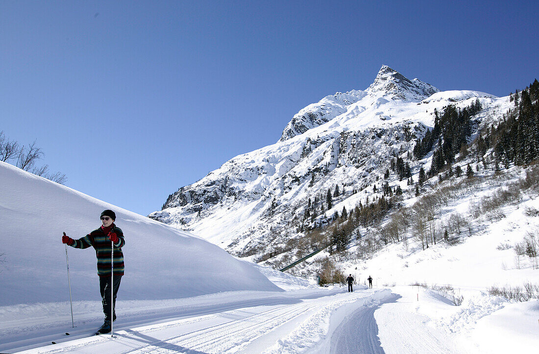 Frau beim Langlaufen, Wirl in der Nähe von Galtür, Tirol, Österreich