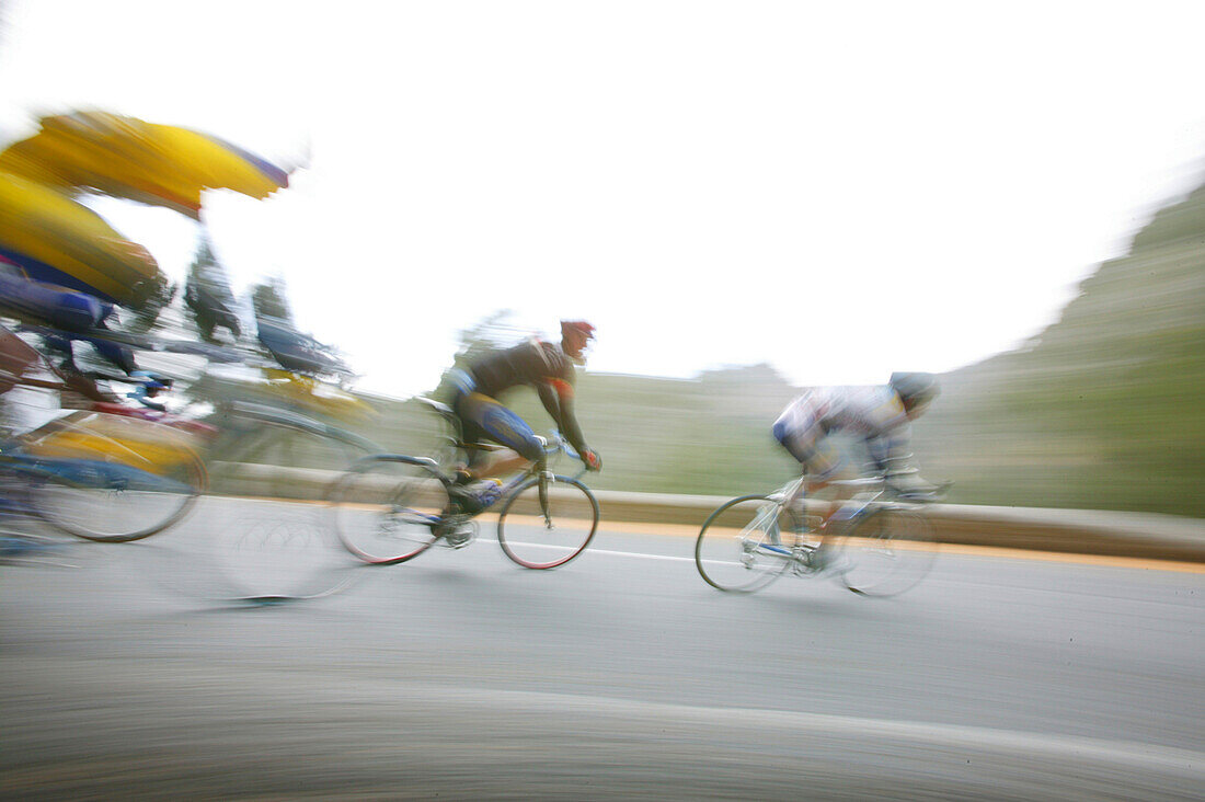 Eine Gruppe Radfahrer, Radrennen, in der Nähe von Selva, Mallorca, Balearen, Spanien