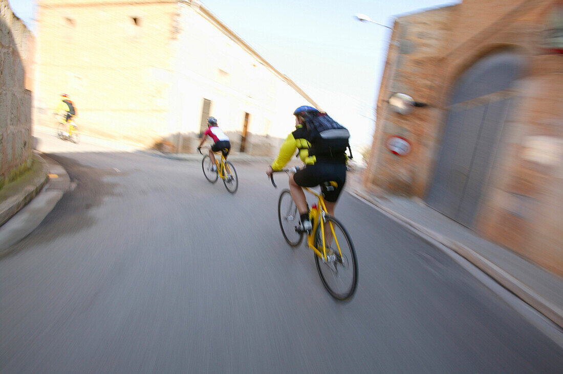 Menschen auf eine Fahrradtour, Santanyi, Mallorca, Ballearen, Spanien