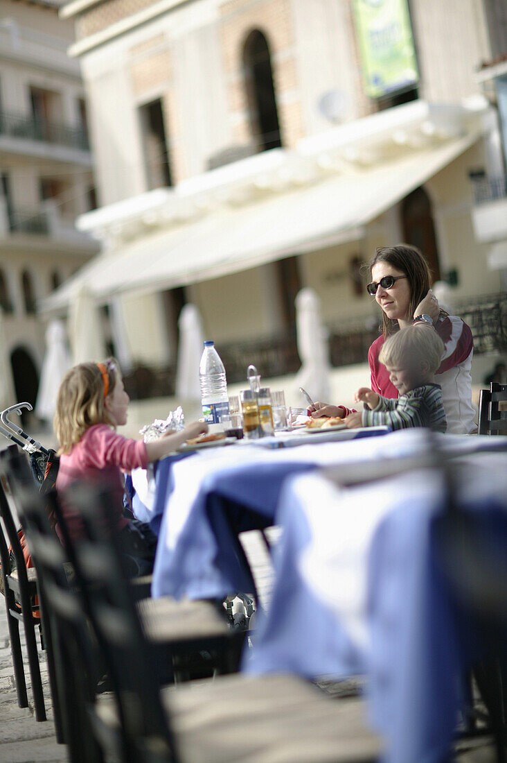 Familie beim Essen, Markus Square, Zakynthos, Zakynthos Insel, Ionische Inseln, Greichenland