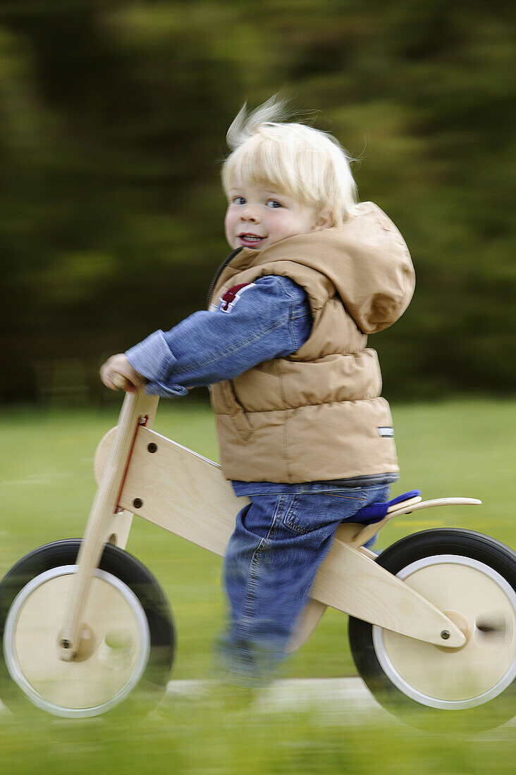 Junge mit Laufrad