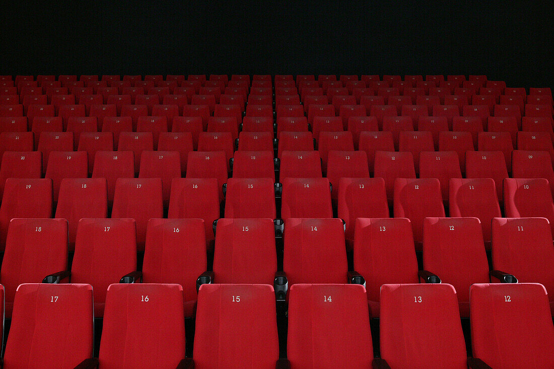 Leere rote Sitzreihen in einem Kino, Garmisch-Partenkirchen, Bayern, Deutschland