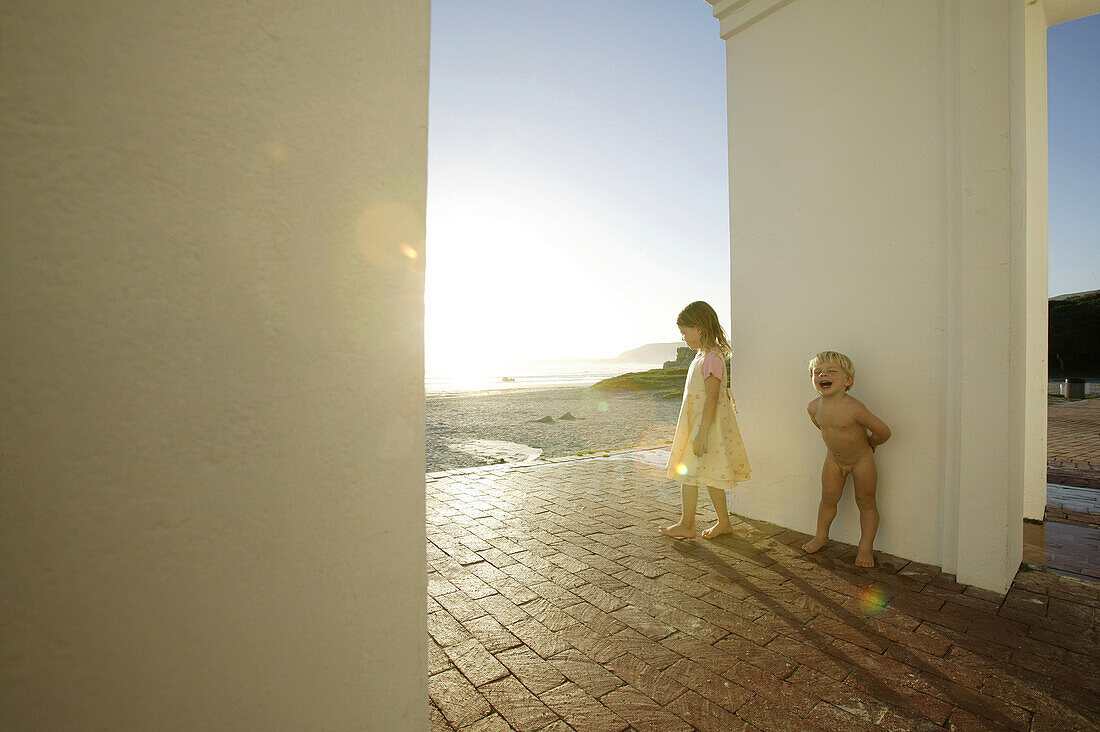 Kinder spielen im Strandhaus, Grottenstrand, Hermanus, Westkap, Südafrika