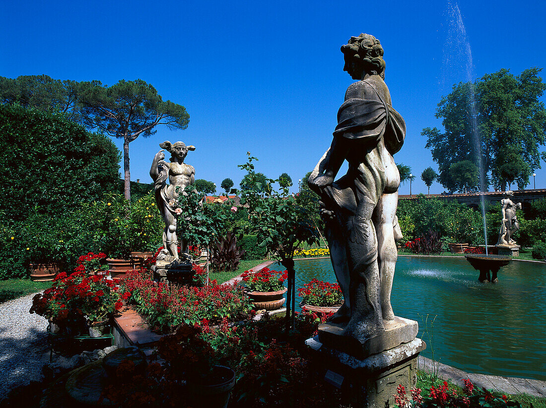Garten mit Statuen in Palazzo Pfanner, Lucca, Toskana, Italien