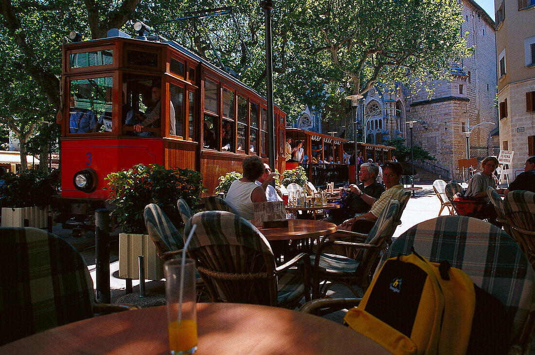 Straßenbahn in der Altstadt, Placa Constitucio mit Strassencafe, Sollér, Majorca, Spanien