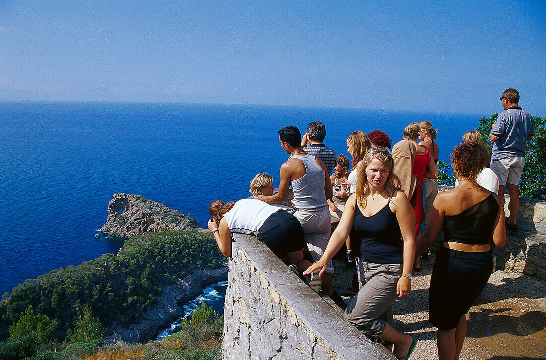 Touristen beim Aussichtspunkt mit Blick auf den Felsen, Sa Foradada, Majorca, Spanien