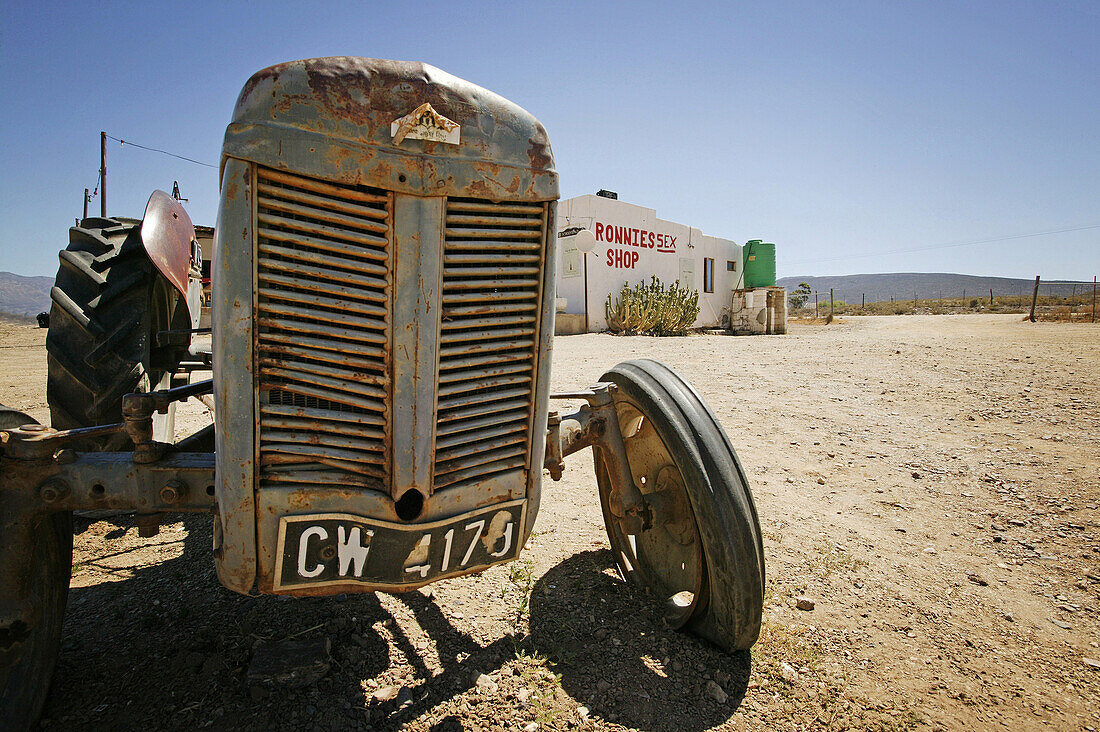 Alter Traktor vor Ronnies Sex Shop, Route 62, Little Karoo, Westkap, Südafrika, Afrika
