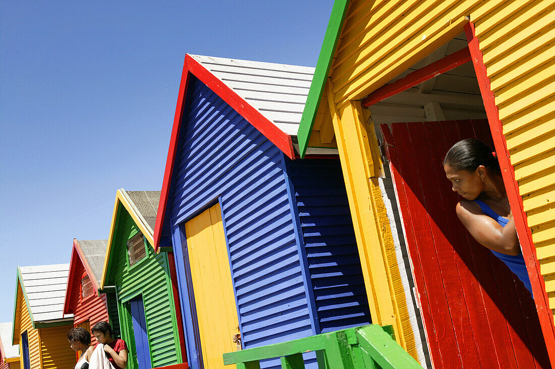 Urlauber bei Umkleidekabinen auf dem St. James Strand, Westkap, Südafrika