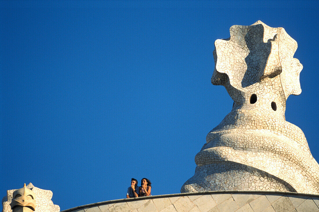 Menschen auf dem Dach des Casa Mila, Passeig de Gracia, Barcelona, Spanien, Europa