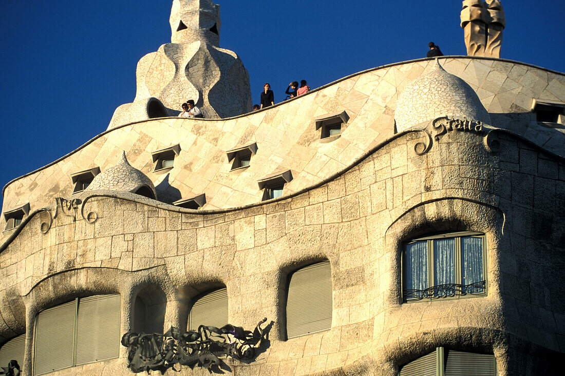 Fassade des Casa Mila im Sonnenlicht, Barcelona, Spanien, Europa