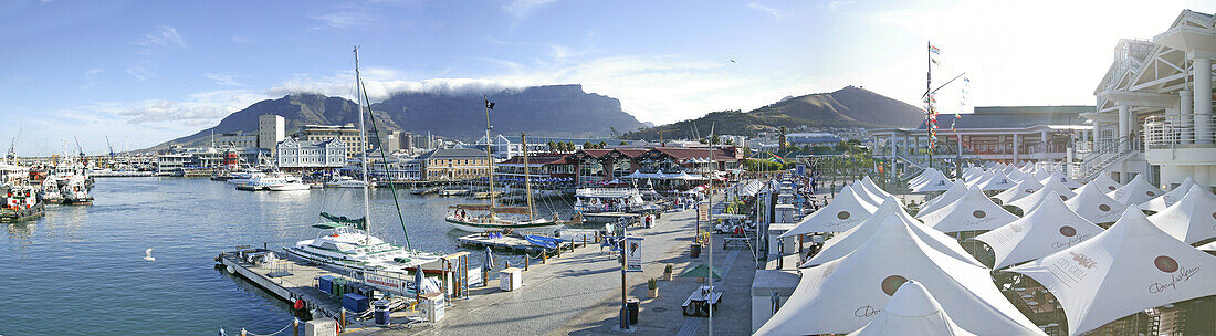 Blick über die Victoria & Alfred Waterfront, ein restauriertes Werft und Hafenviertel, Victoria Wharf, Tafelberg, Kapstadt, Westkap, Südafrika, Afrika