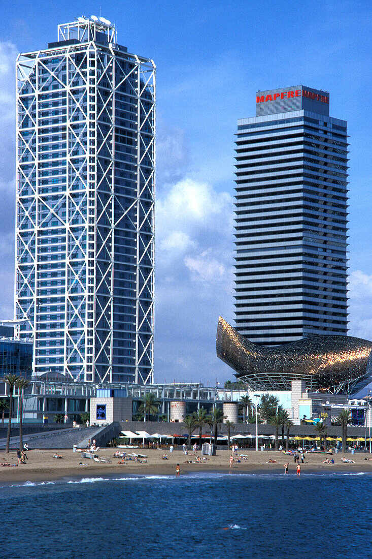 Strand mit Skuptur vor dem Hochhaus Torre Mapfre, Port Olimpic, Barcelona, Spanien, Europa