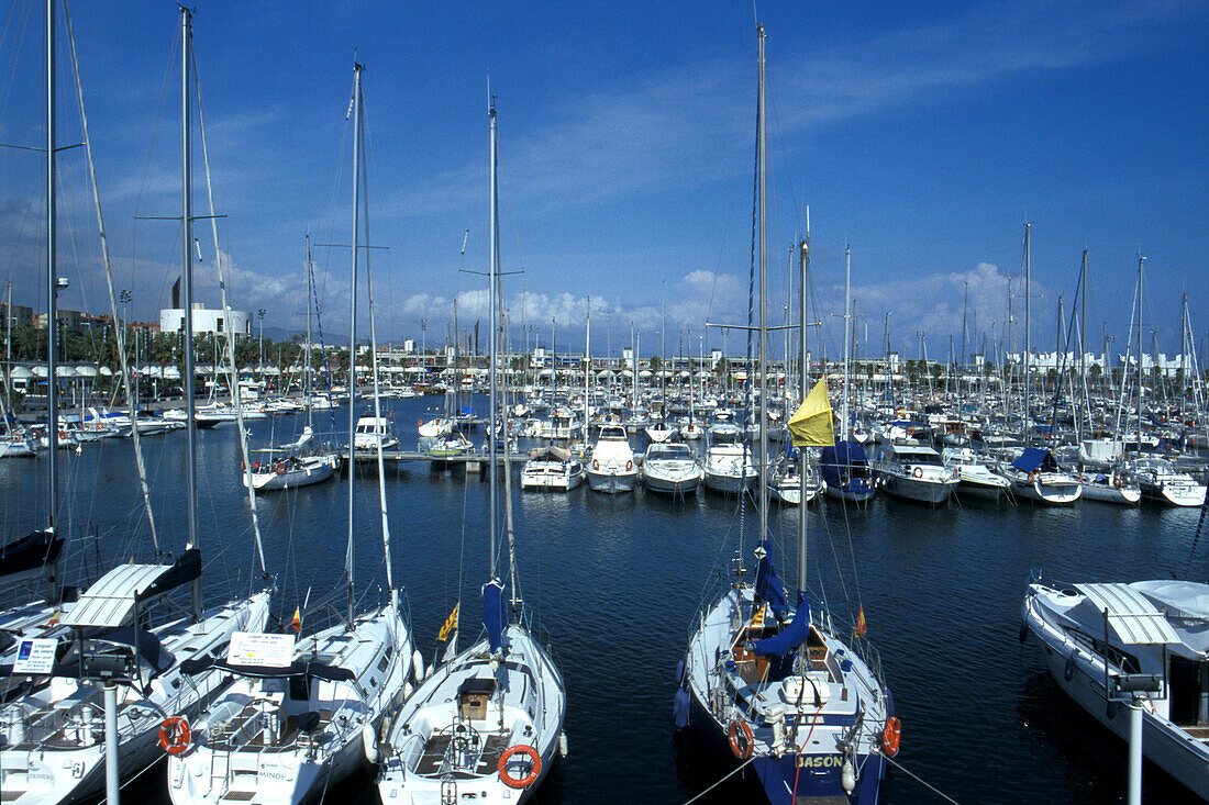 Blick auf Boote im Jachthafen, Port Olimpic, Barcelona, Spanien, Europa