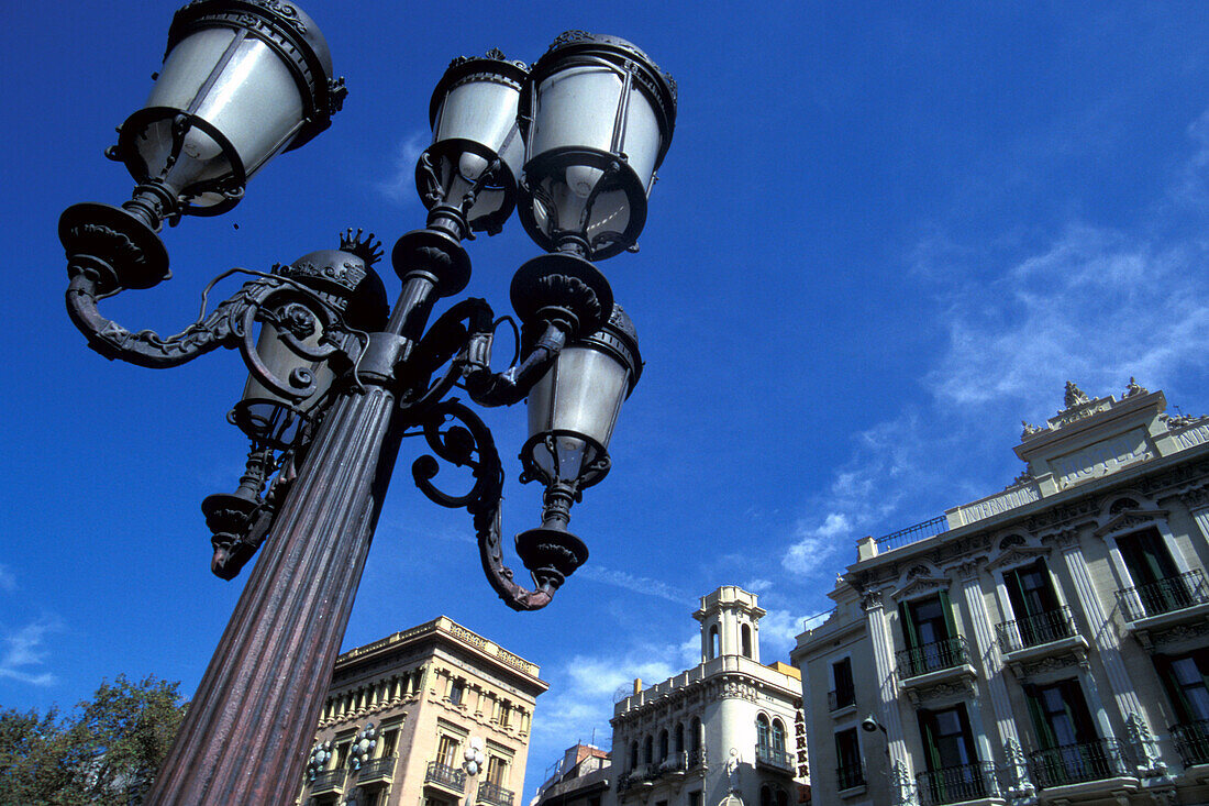 Strassenlaterne vor Häusern im Sonnenlicht, La Rambla, Barcelona, Spanien, Europa