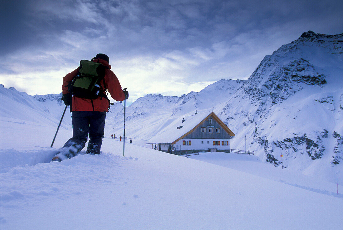Mann macht Schneeschuhwanderung, Potsdamer Hütte, Stubaitaler Alpen, Österreich