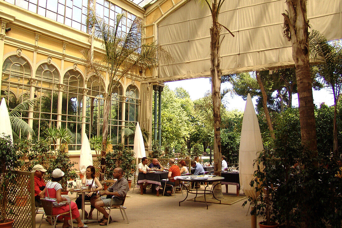 Menschen sitzen im Innenhof eines Cafes, Umbracle, Parc de la Ciutadella, Barcelona, Spanien, Europa