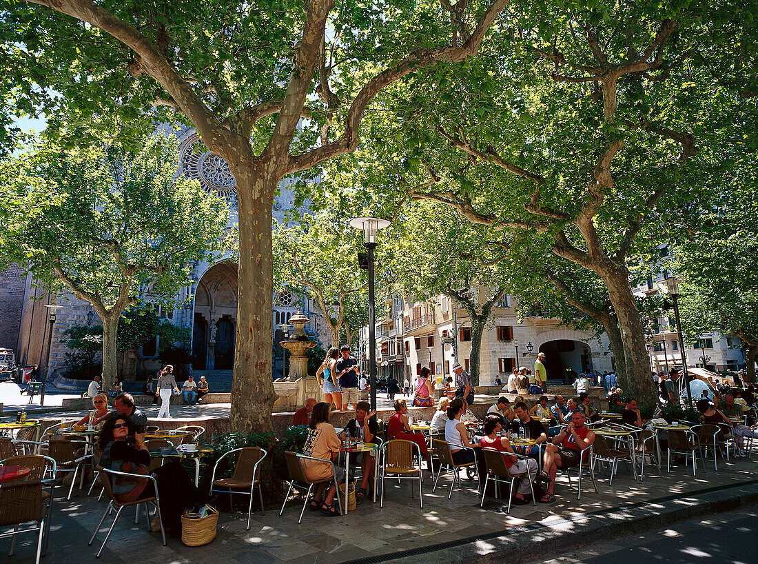 Strassencafes, Placa Costitucio, Soller, Mallorca, Spanien