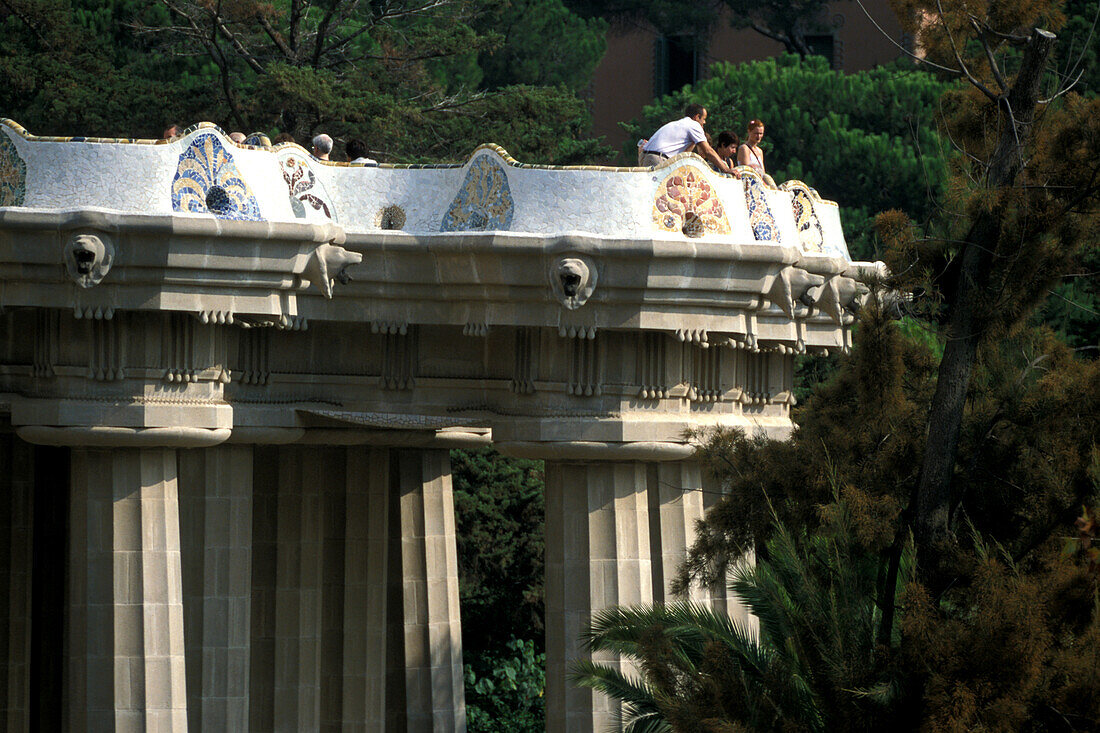 Touristen auf einem Gebäude im Park Güell, Barcelona, Spanien, Europa